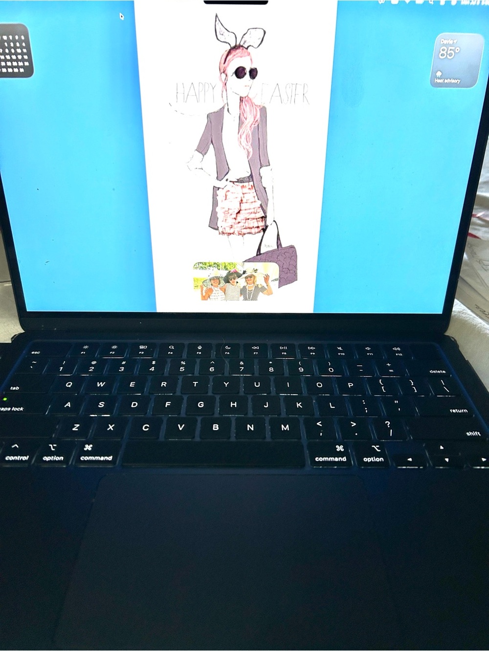 Apple MacBook Air 2025 in Midnight Blue.